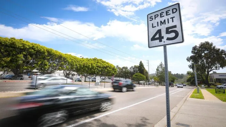 Señal de limite de velocidad en calle urbana de San Diego como parte del plan Vision Zero