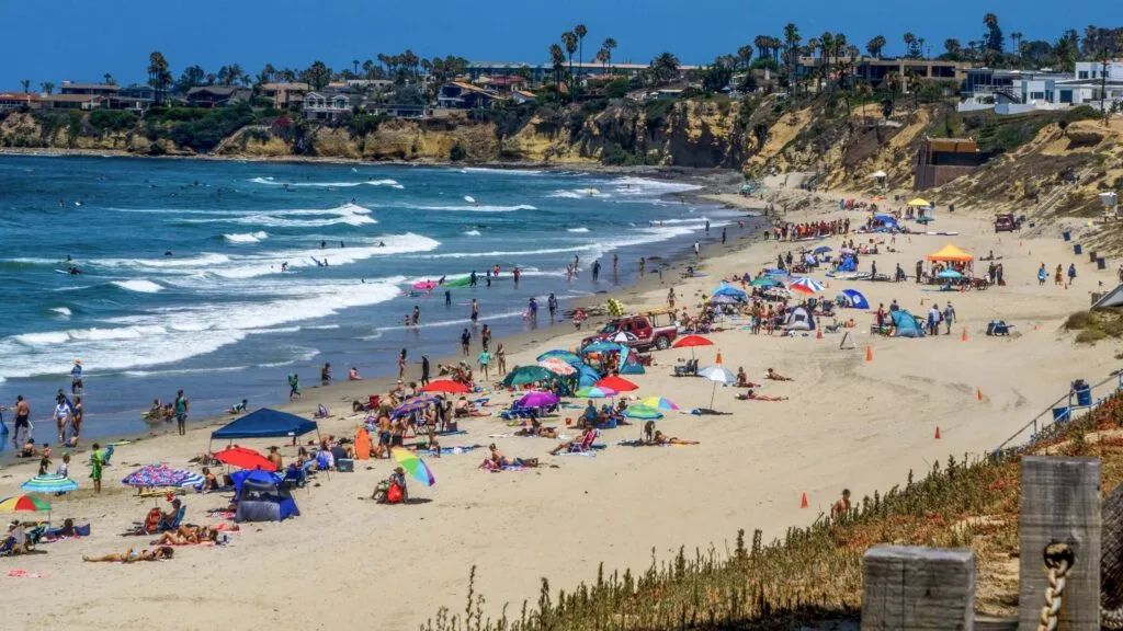 Playas de San Diego con fuerte oleaje y agua turbia tras tormentas y escorrentía contaminada
