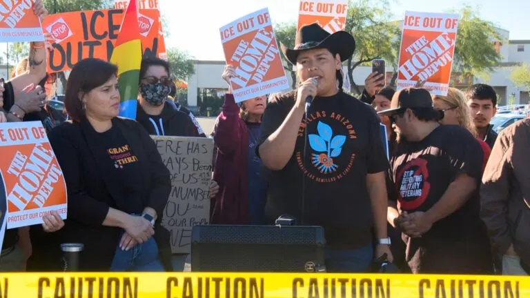 Manifestantes durante protestas contra ICE frente a tienda en San Diego