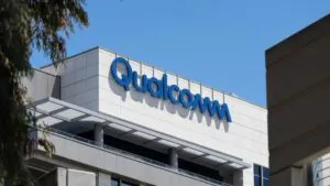 Qualcomm reporta ingresos récord mientras enfrenta escasez global de chips de memoria