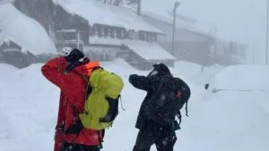 Zona montañosa cubierta de nieve tras avalancha en el norte de California cerca del lago Tahoe