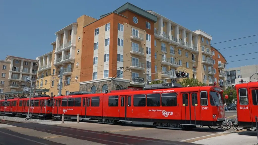 Legisladores de California discuten reforma de vivienda y construcción cerca del transporte público