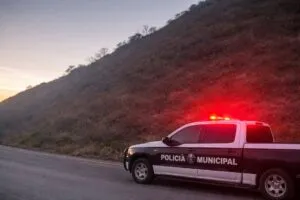 Patrulla municipal realizando operativos preventivos para reforzar seguridad en zonas estratégicas de Rosarito