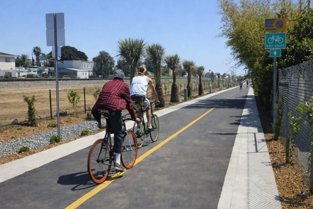 Ciclovía moderna en San Diego, parte de una inversión para mejorar el transporte público y la infraestructura urbana local