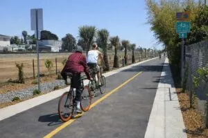 Ciclovía moderna en San Diego, parte de una inversión para mejorar el transporte público y la infraestructura urbana local
