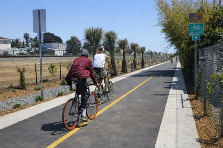 Ciclovía moderna en San Diego, parte de una inversión para mejorar el transporte público y la infraestructura urbana local