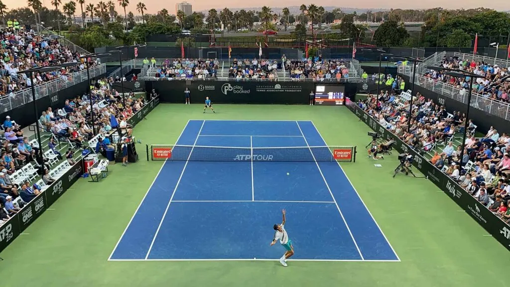 Zachary Svajda celebra su triunfo en el San Diego Open en Point Loma