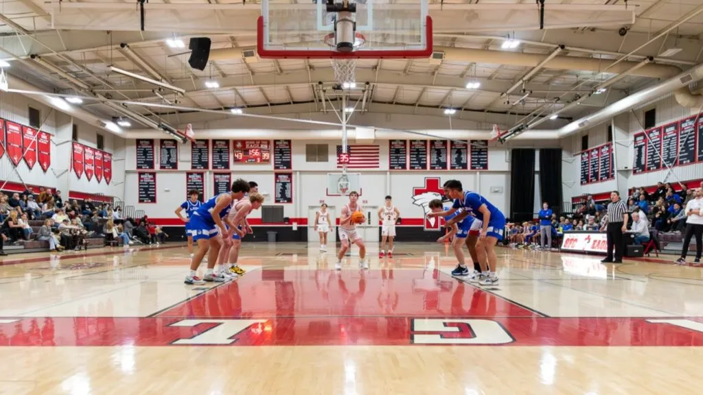 Jugadores de Santa Fe Christian celebrando durante partido de baloncesto en Open Division