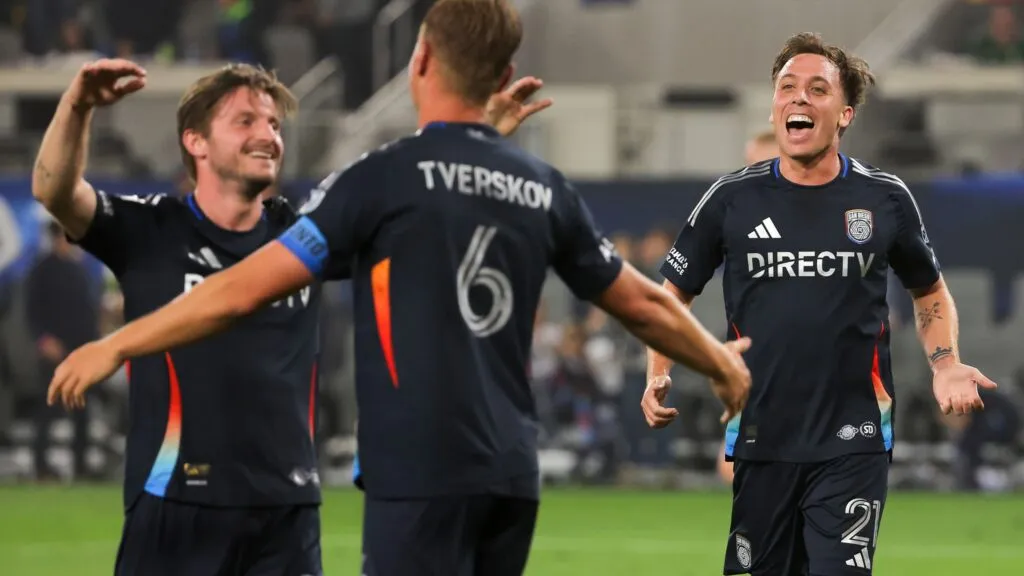 Jugadores de SDFC celebrando en Snapdragon Stadium durante inicio de temporada 2026 en MLS