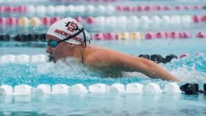 Equipo de natación SDSU compitiendo rumbo al campeonato Mountain West tras temporada invicta