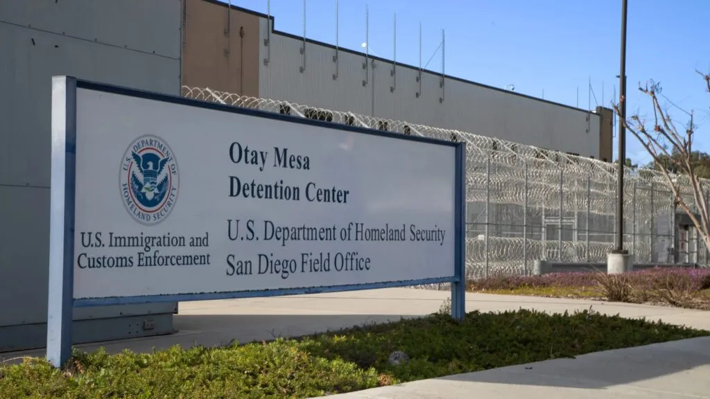 Instalaciones del centro de detención en Otay Mesa en medio de disputa entre ICE y funcionarios de California