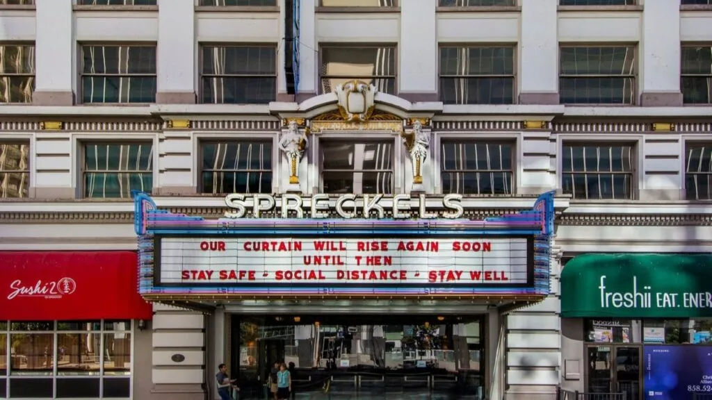 Fachada del Spreckels Theatre en San Diego antes de su subasta para posible revitalización del distrito artístico