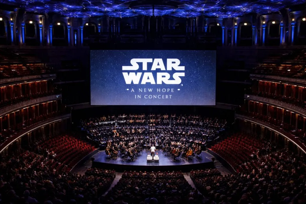 Público disfrutando Star Wars in Concert en San Diego con la orquesta sinfónica en vivo bajo luces del atardecer en The Rady Shell