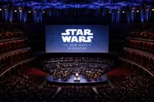 Público disfrutando Star Wars in Concert en San Diego con la orquesta sinfónica en vivo bajo luces del atardecer en The Rady Shell