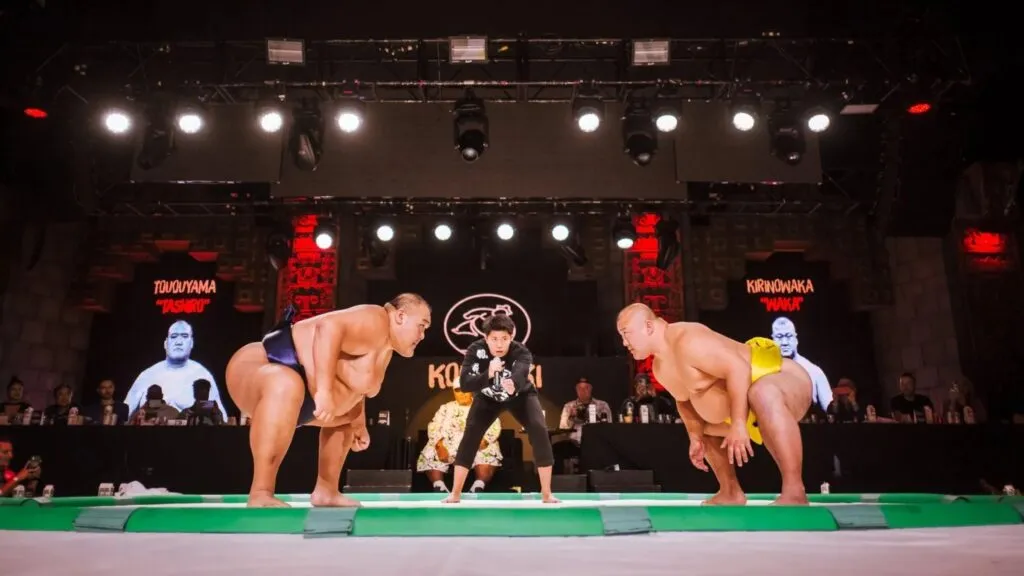 Luchadores de sumo durante evento Sumo and Sushi en escenario interior con público en San Diego
