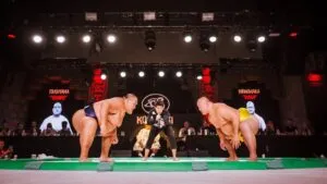 Luchadores de sumo durante evento Sumo and Sushi en escenario interior con público en San Diego
