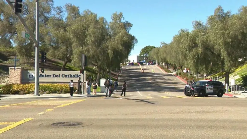 Equipo SWAT desplegado frente a motel en Midway Drive en San Diego tras enfrentamiento con sospechoso