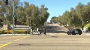 Equipo SWAT desplegado frente a motel en Midway Drive en San Diego tras enfrentamiento con sospechoso