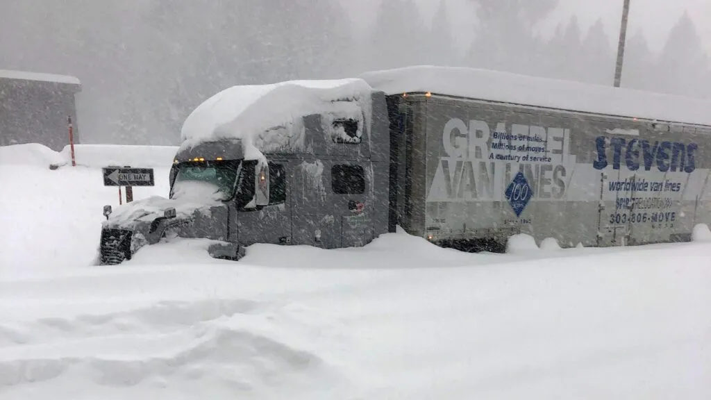 Escena urbana en California bajo fuerte lluvia y viento por temporal invernal con riesgo de inundaciones y nieve en montañas