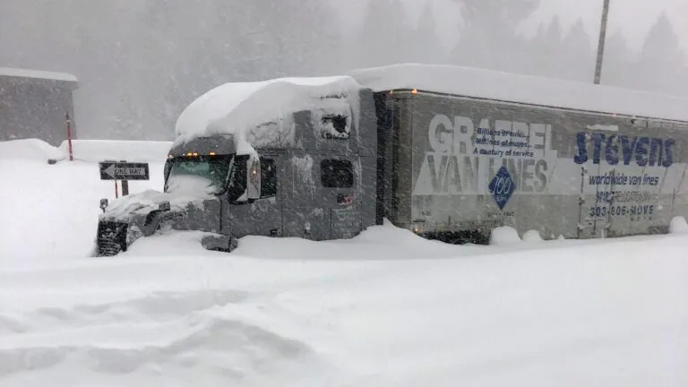 Escena urbana en California bajo fuerte lluvia y viento por temporal invernal con riesgo de inundaciones y nieve en montañas