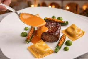 Fotografía editorial de un platillo gourmet servido en Tierra del Sol, restaurante premiado en Oaxaca por la Guía México Gastronómico 2026