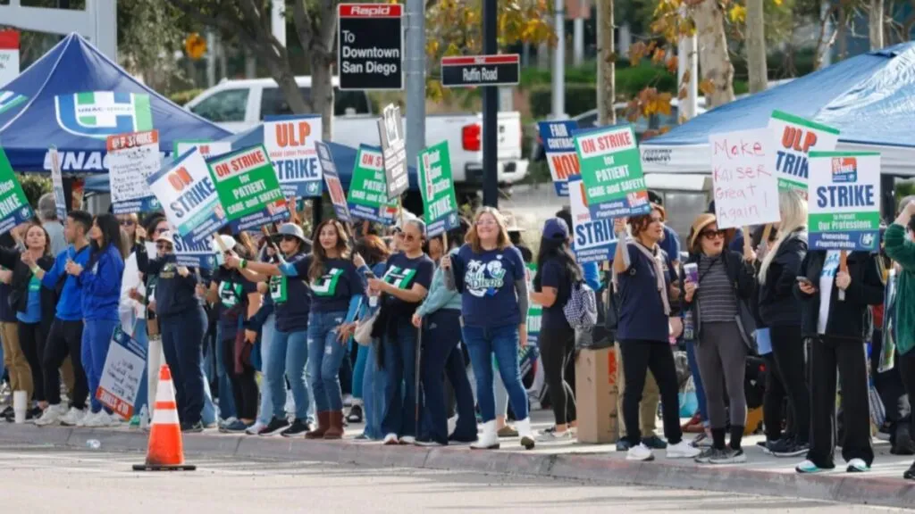 Trabajadores de salud en huelga frente a centro médico de Kaiser en California durante paro laboral
