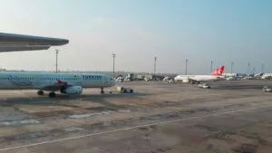 Aeropuerto mexicano con pasajeros y aviones, reflejo del crecimiento del tráfico aéreo en 2025