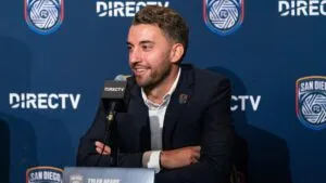 Tyler Heaps en sede del San Diego FC tras firmar extensión de contrato hasta 2029 en la MLS