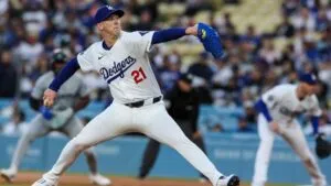Walker Buehler durante entrenamiento de primavera tras firmar con Padres de San Diego