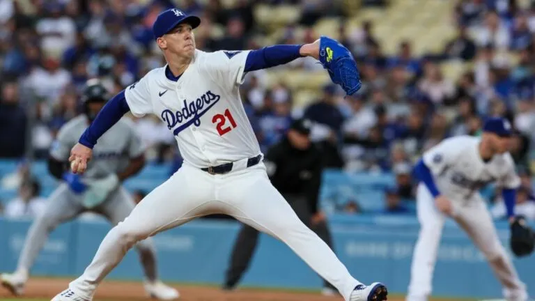 Walker Buehler durante entrenamiento de primavera tras firmar con Padres de San Diego