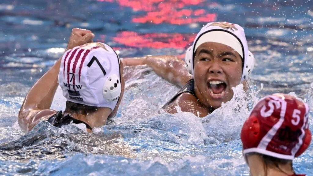 Partido de waterpolo femenino en San Diego con jugadoras disputando el balón rumbo a Regionales