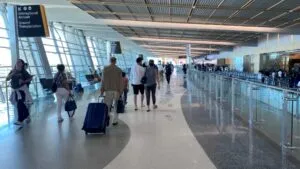 Agentes de ICE en aeropuerto de Estados Unidos en contexto de propuesta de seguridad tras falta de personal en TSA