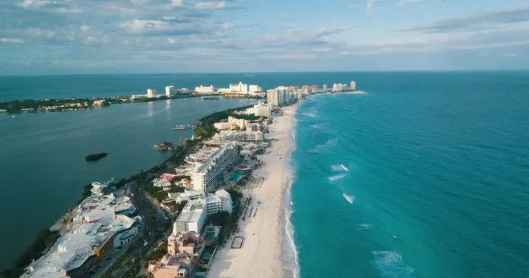 Turistas en playa mexicana durante Spring Break siguiendo recomendaciones de alerta de viaje y seguridad actualizadas