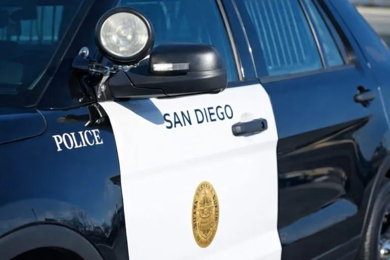 Patrulla y cinta policial en callejón de City Heights San Diego durante investigación por homicidio