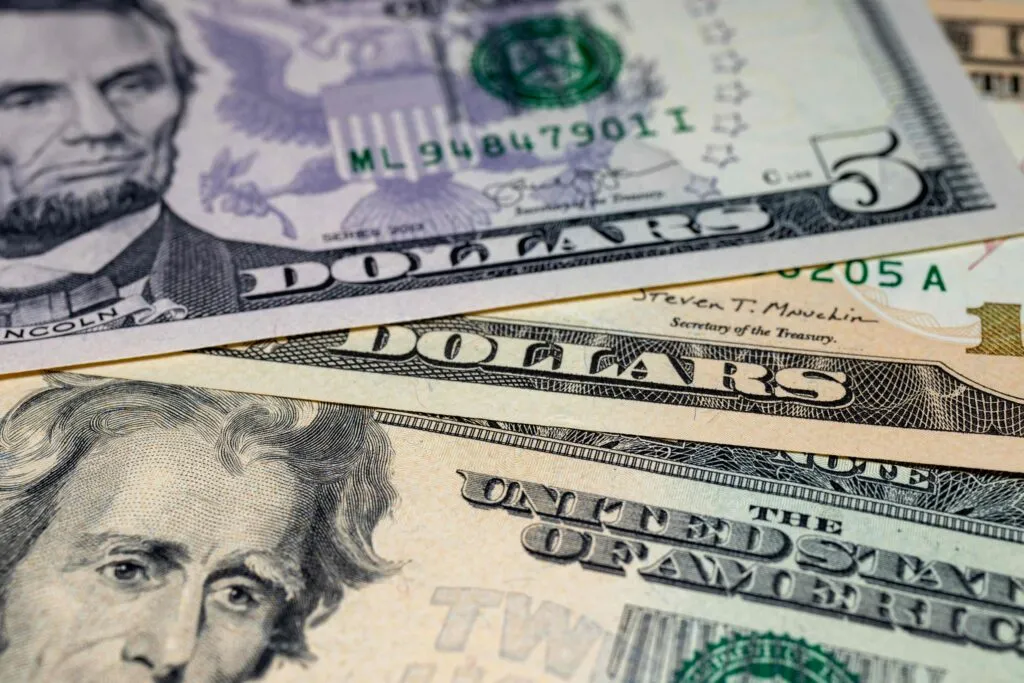 precio del dólar hoy en México cercano a 16.70 pesos en contexto de comercio fronterizo