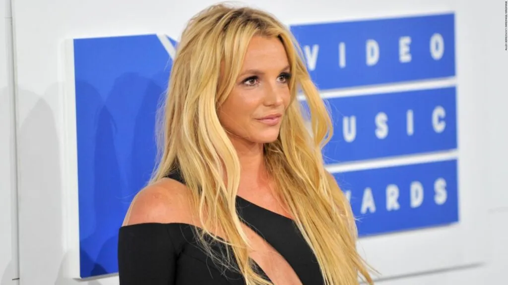 Britney Spears enfrenta proceso legal tras arresto por conducir bajo alcohol en California y comparecerá ante tribunal en mayo.