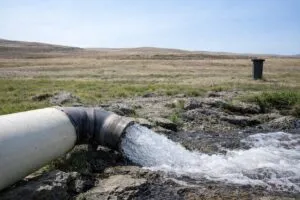 Conservación de agua en California con residentes y autoridades planificando soluciones sostenibles