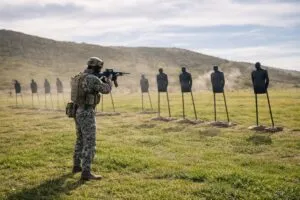 Acceso militar reforzado en Camp Pendleton con controles de seguridad visibles en San Diego