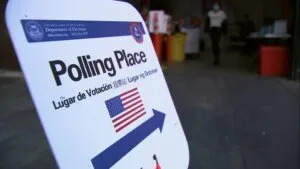 Debate legislativo en Estados Unidos sobre la presencia de agentes federales cerca de centros de votación.