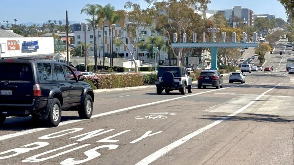 Ciclovías en North Park con ciclistas circulando por el corredor de 30th Street en San Diego.