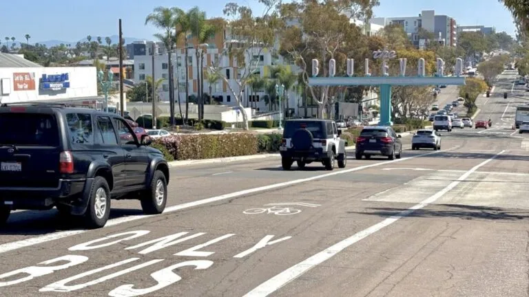 Ciclovías en North Park con ciclistas circulando por el corredor de 30th Street en San Diego.