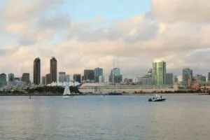 Cielo despejado en San Diego con luz cálida y actividad urbana, mostrando condiciones del clima en San Diego.
