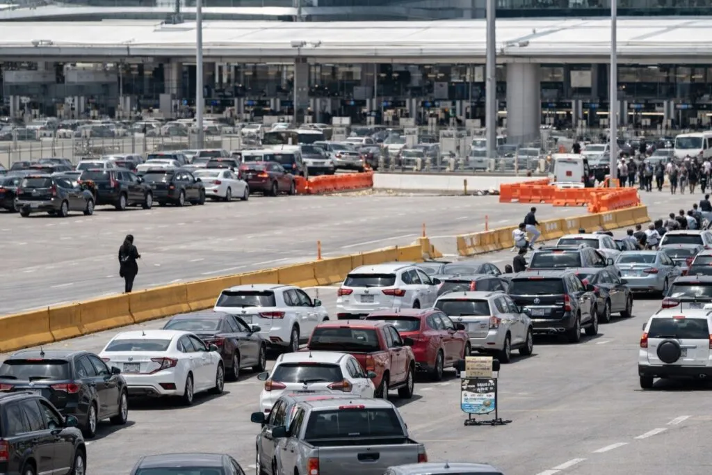 Tiempos de espera en garitas de Tijuana con autos y peatones cruzando hacia San Diego en marzo de 2026