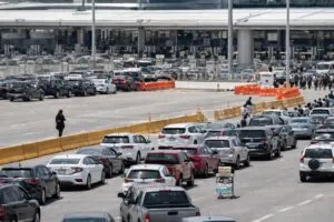 Tiempos de espera en garitas de Tijuana con autos y peatones cruzando hacia San Diego en marzo de 2026