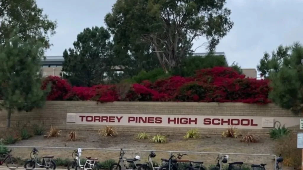 Debate sobre libertad de expresión en Torrey Pines High School tras suspensión de estudiante por carteles pro ICE en el campus.