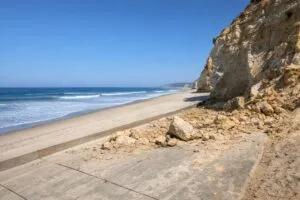 Vista aérea del derrumbe en Del Mar tras caída de acantilado, destacando impacto natural y seguridad comunitaria.
