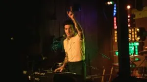 Drake Bell durante concierto en Music Box de San Diego con fanáticos y escenario iluminado
