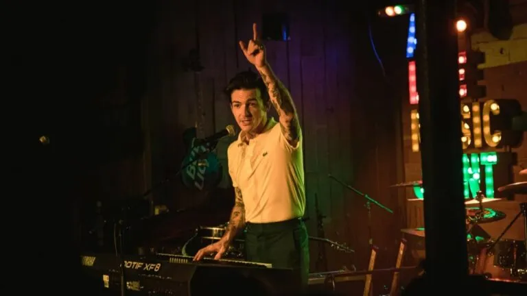 Drake Bell durante concierto en Music Box de San Diego con fanáticos y escenario iluminado