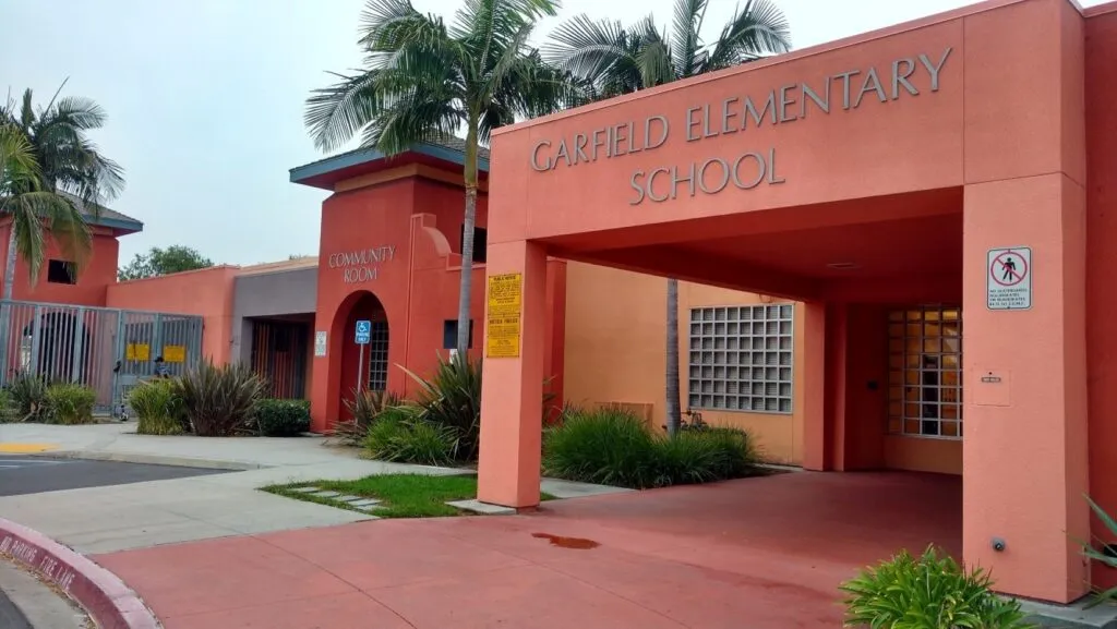 Estudiantes en aula de escuela pública de San Diego finalista del premio America’s Best Schools 2026