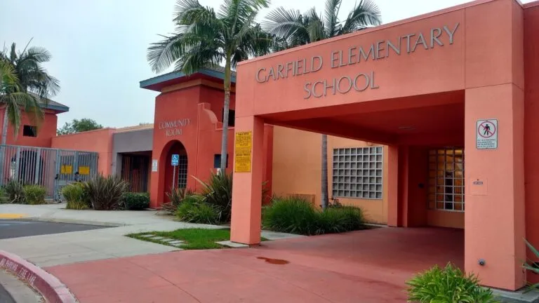 Estudiantes en aula de escuela pública de San Diego finalista del premio America’s Best Schools 2026